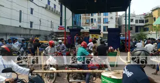 রাজশাহীতে তীব্র গরমের মধ্যেই জ্বালানি তেল নিতে গ্রাহকদের ভিড়